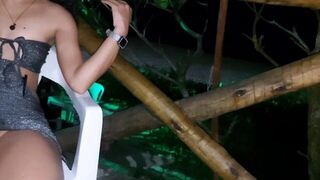 Pequena Typhany sem calcinha no bar - porn video